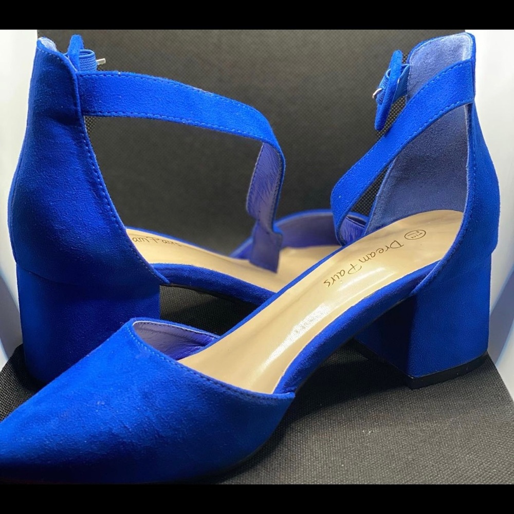 Royal blue low pumps
